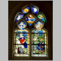 Beauvais, Notre-Dame de Marissel, photo Pierre Poschadel, Wikipedia, Verrière no 4 - Pietà, conversion de saint Eustache.jpg
